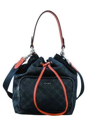 Czarna torebka Joop! z pomarańczowym sznurkiem i ozdobami na uchwycie, przednia kieszeń na suwak oraz odpinany pasek do noszenia na krzyż.