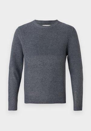 Pánský svetr s dlouhým rukávem a kulatým výstřihem v tmavě šedé barvě s texturovaným horizontálním žebrováním na horní části hrudi a rukávech.