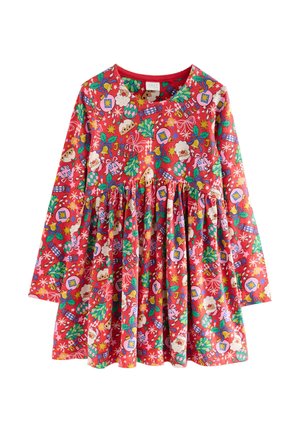 Červené šaty s dlouhým rukávem a rozšířenou sukní s barevným motivem na sváteční téma, zahrnujícím stromy, bonbóny a slavnostní postavičky.