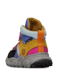 Wodoodporne sneakersy za kostkę z wielokolorowymi panelami w kolorach niebieskim, żółtym, różowym i czarnym, z teksturowaną szaro-skalistą podeszwą i pomarańczowymi akcentami.