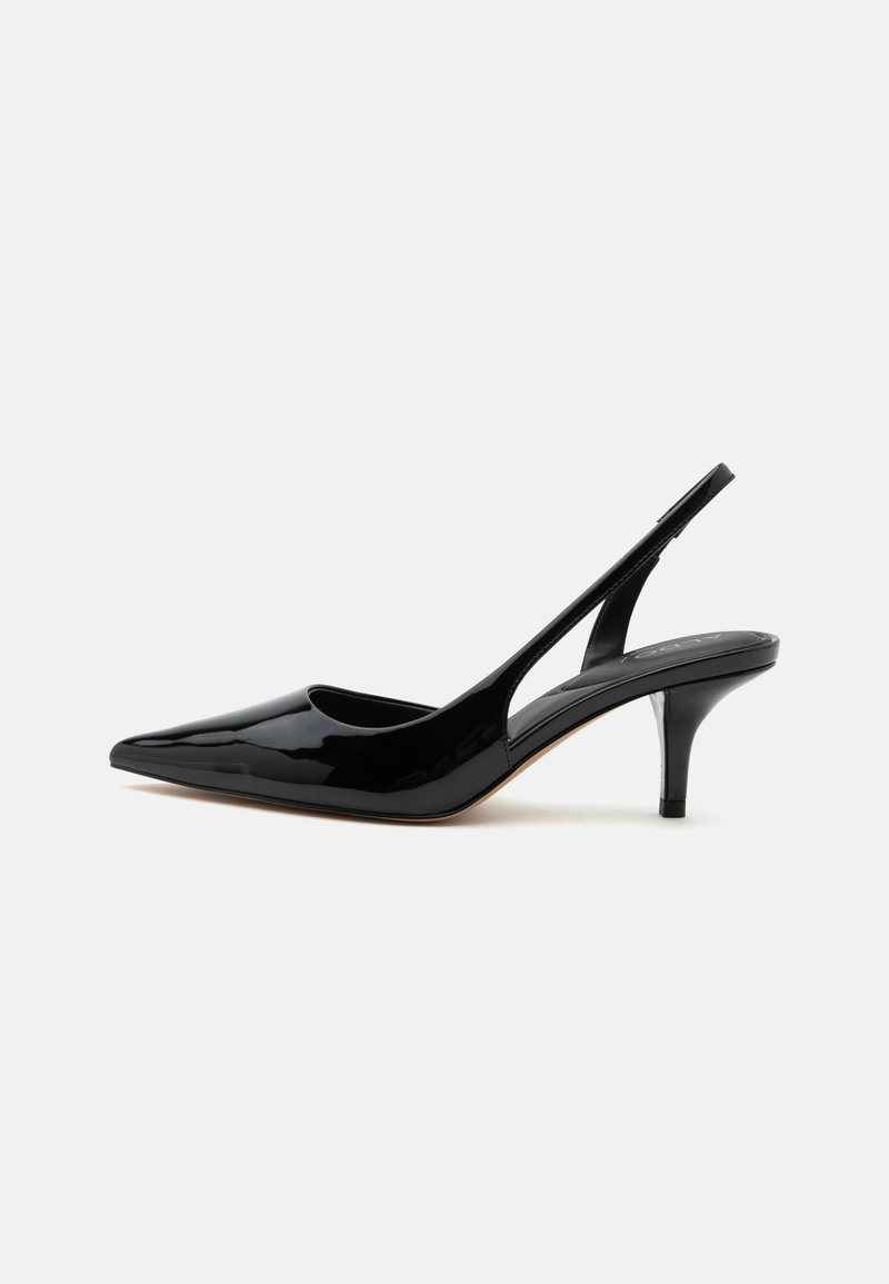 Chaussure slingback en cuir verni noir avec talon kitten, bout pointu et talon bas et fin sur fond blanc.