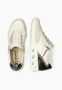 Une paire de baskets avec une tige en cuir crème associée à du suède beige, des accents dorés métalliques et un détail en imprimé léopard sur le talon. Semelle épaisse blanche.