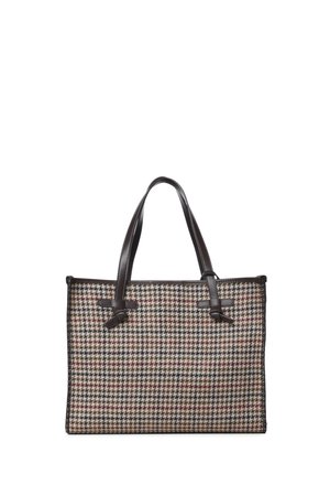 Bolsa rectangular con patrón de pata de gallo en marrón, beige y negro, con dos asas de cuero marrón oscuro.