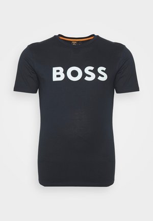 Czarny, krótki rękaw, T-shirt z okrągłym dekoltem, z dużym białym napisem "BOSS" na środku klatki piersiowej oraz pomarańczowym, wewnętrznym wykończeniem kołnierzyka.