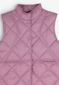 Gequiltede mouwloze vest in lichtroze, met een hoge kraag, drukknoopsluiting en diagonale stiksels, met twee voorkruiszakken.