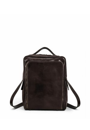 Sac à dos en cuir marron foncé avec une poignée supérieure et des bretelles réglables, doté d'une grande poche frontale zippée.