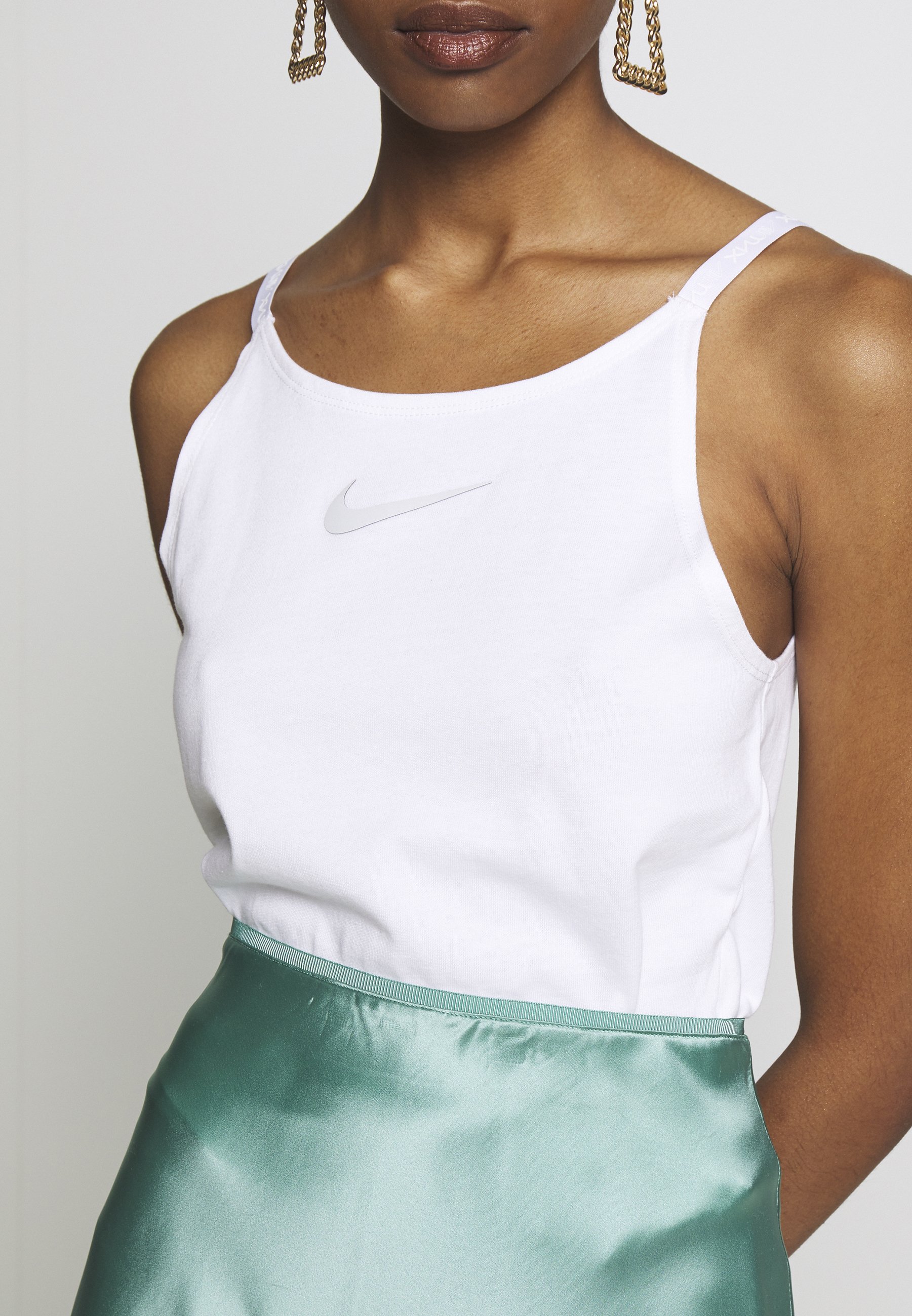 nike bandera crop tank