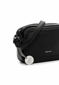 Borsa a tracolla in pelle nera con dettaglio intrecciato, etichetta in metallo lucido, chiusura con zip e tracolla regolabile, forma rettangolare compatta.