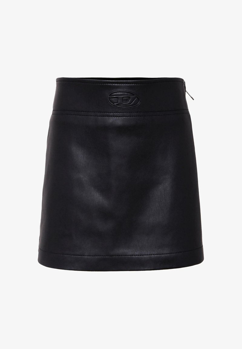 Zwarte leren mini rok met een gladde textuur, strakke pasvorm, hoge tailleband en een logo dat aan de bovenkant is gedrukt. Rits sluiting aan de achterkant.