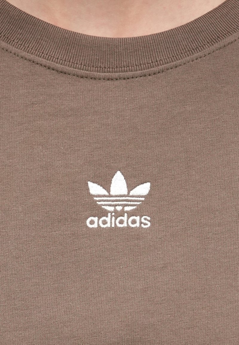 Brauner Baumwoll-Sweatshirt mit einem weißen Adidas-Logo und drei blattähnlichen Streifen über dem Markennamen. Rundhalsausschnitt und gerippter Kragen.