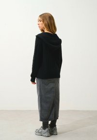 Authentic Cashmere KHANDRO czarny