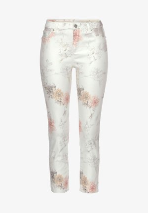 Białe spodnie slim fit z delikatnym różowym i beżowym kwiatowym wzorem, przednimi kieszeniami oraz zapięciem na guziki.