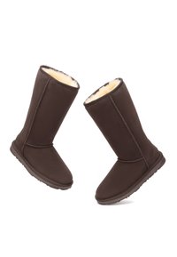 Braune Wildleder-Stiefel bis zur Mitte der Wade mit einer weichen cremefarbenen Kunstfell-Innenschicht, flachen Gummisohlen und verstärkten Nähten für Langlebigkeit.