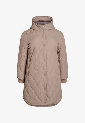 Cappotto imbottito beige con cappuccio, caratterizzato da un design trapuntato, chiusura con bottoni a pressione e polsini a costine. La lunghezza arriva a metà coscia.