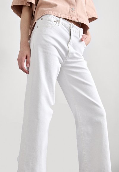 Witte denim broek met een recht model, voorzien van vijf zakken, zilverkleurige hardware en een schone, strukturele afwerking.