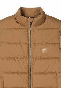 Braune Daunenjacke mit hohem Kragen, Reißverschluss und horizontalem Steppmuster. Verfügt über ein kleines Logo auf der linken Brust und seitliche Taschen.