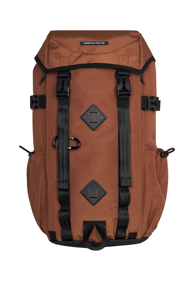 Mochila marrón hecha de un tejido duradero, con correas y hebillas negras, y detalles en forma de diamante. Cierre de rollo con bolsillos laterales.
