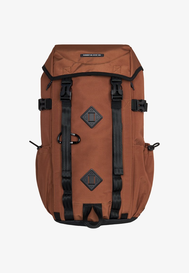Zaino marrone realizzato in tessuto resistente, con spallacci e fibbie nere e decorazioni a forma di diamante. Chiusura a rullo con tasche laterali.