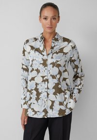Camicia a maniche lunghe botton-up floreale in verde oliva con motivi floreali blu chiaro e bianchi. Presenta un colletto classico e una texture liscia.