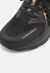 EA7 Emporio Armani Matalavartiset tennarit - triple black/gold