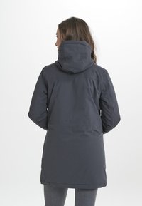 Parka à capuche gris foncé au design mi-long, présentant une texture lisse et une fermeture éclair à l'avant. Pas de matériel ou de motifs visibles.