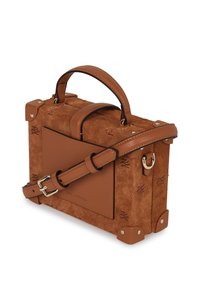 Brązowa torebka ze zamszu o strukturalnym kształcie, z skórzanymi akcentami, odpinanym paskiem na ramię i metalowymi elementami. Posiada wytłaczane detale z logo.
