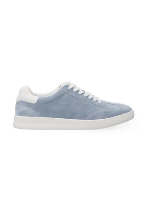 Jasnoniebieskie zamszowe sneakersy z białymi akcentami, z zaokrąglonym noskiem i płaską gumową podeszwą. Posiadają sznurowanie i teksturowane boczne panele.
