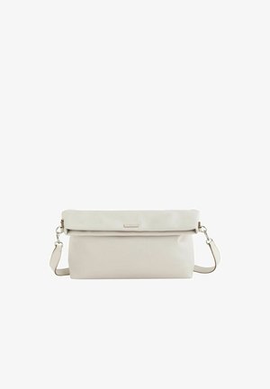 Bolso clutch beige con solapa, correa de hombro desmontable y herrajes en tono plateado sobre un fondo blanco.