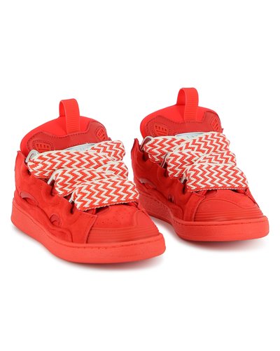 Baskets en suède rouge avec des lacets blancs et rouges à motifs zigzag, dotées d'une semelle plate et d'une languette sur la languette pour un enfilage facile.