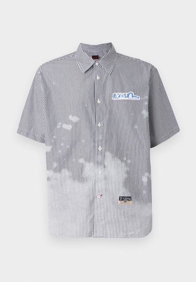 Majica s kratkimi rokavi z gumbi in črnobelim navpičnim črtam, ki vključuje vzorce v obliki oblakov, modro logotip in etiketo na spodnjem robu.