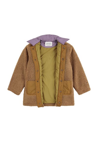 Braune Fleecejacke mit lila Kragen und grünem Innenfutter. Mit zwei braunen aufgesetzten Taschen und Druckknopfverschluss.