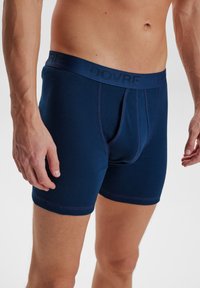 Mørkeblå herre boxer briefs med en glat tekstur, en kontrastfarvet talje med "DOVRE" logo og et sikkert pasformdesign.