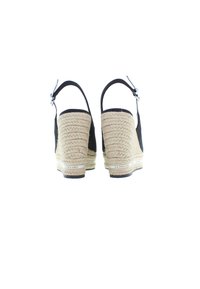 Wedge espadrillas nere con tacco in juta intrecciata, cinturino alla caviglia e accessori in argento. Parte superiore in tessuto testurizzato e suola di colore naturale.