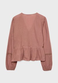 Rosa peplumblus gjord av lättviktsmaterial. Har lång ärm, V-ringad baksida och spetsdetaljer vid ärmsluten.