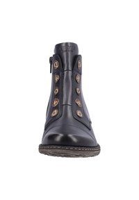 Botte de cheville en cuir bleu foncé avec fermeture éclair, accents métalliques décoratifs, bout arrondi et semelle texturée. Présente des détails surpiqués.