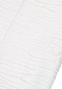 Tessuto bianco con texture e un motivo ondulato, caratterizzato da una leggerissima lucentezza. Presenta un piccolo logo ricamato di colore rosa chiaro su un lato.