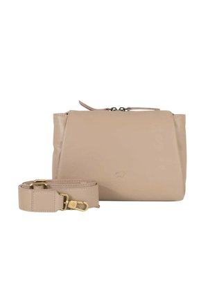 Borsa a tracolla in pelle beige con chiusure dorate e tracolla regolabile e staccabile posta accanto su sfondo bianco.