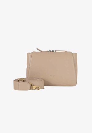 Borsa a tracolla in pelle beige con chiusure dorate e tracolla regolabile e staccabile posta accanto su sfondo bianco.