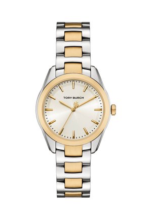 Reloj de pulsera redondo Tory Burch en plata y oro con una pulsera de eslabones metálicos bicolor y marcadores de hora dorados en esfera blanca.