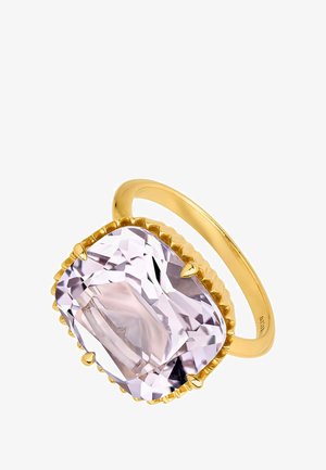 Anillo de oro con una gran gema rectangular de color púrpura claro, montada con cuatro garras en un bisel texturizado y con forma de concha. Diseño de banda lisa.