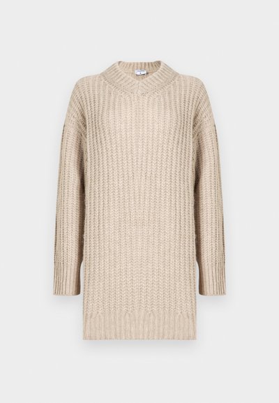 Beige gestrickter Pullover mit V-Ausschnitt, langen Ärmeln und gerippter Textur. Lockere Passform mit geradem Schnitt, betont einen gemütlichen Stil und Komfort.