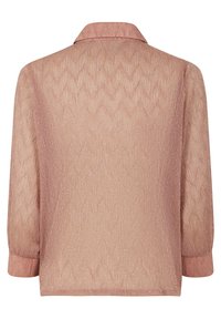 Blouse rose clair à manches longues avec une texture chevron subtile, manches trois-quarts et col classique, vue de dos.