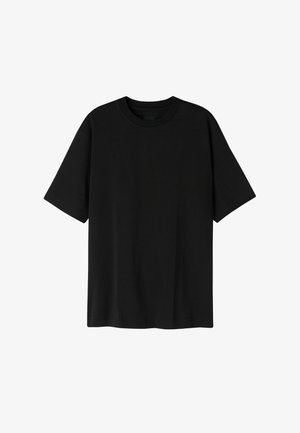 Czarny t-shirt uszyty z miękkiej bawełny, w luźnym kroju, z okrągłym dekoltem i krótkimi rękawami. Gładka tekstura bez wzorów i ozdób.