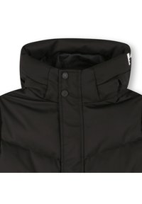 Svart polstret jakke med høy krage, med to mørke knapper og en liten logo til høyre. Glatt, matt stofftekstur.