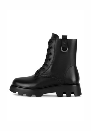 Czarne skórzane botki za kostkę z zaokrąglonym noskiem, sznurowaniem z przodu, boczną pętlą do ściągania oraz masywną podeszwą z wyraźnym bieżnikiem dla zwiększonej przyczepności.