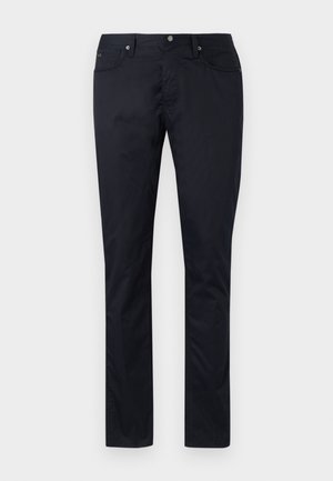 Dunkelblaue Hose aus glattem Material mit geradem Bein, Fronttaschen und metallischen Akzenten.