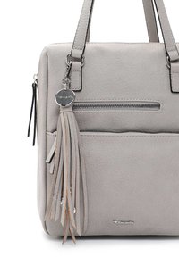 Sac à main en cuir gris avec une surface texturée, présentant une poche zippée à l'avant, un pompon décoratif et deux poignées supérieures.