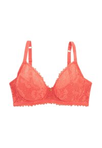 Bralette en dentelle corail avec un bord en forme de vagues, présentant un accent doré et des bretelles réglables. Le tissu est orné d'un motif floral et a une texture douce.