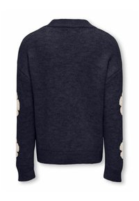 Tumši zilas krāsas džemperis ar teksturētu apdari, ar baltām ziedu motīviem uz piedurknēm un ribotiem malām un aprocēm.