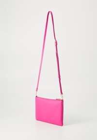 Rosa lærcrossbody-veske med teksturert finish, slank rektangulær form, justerbar stropp og detaljer i gullhardware.